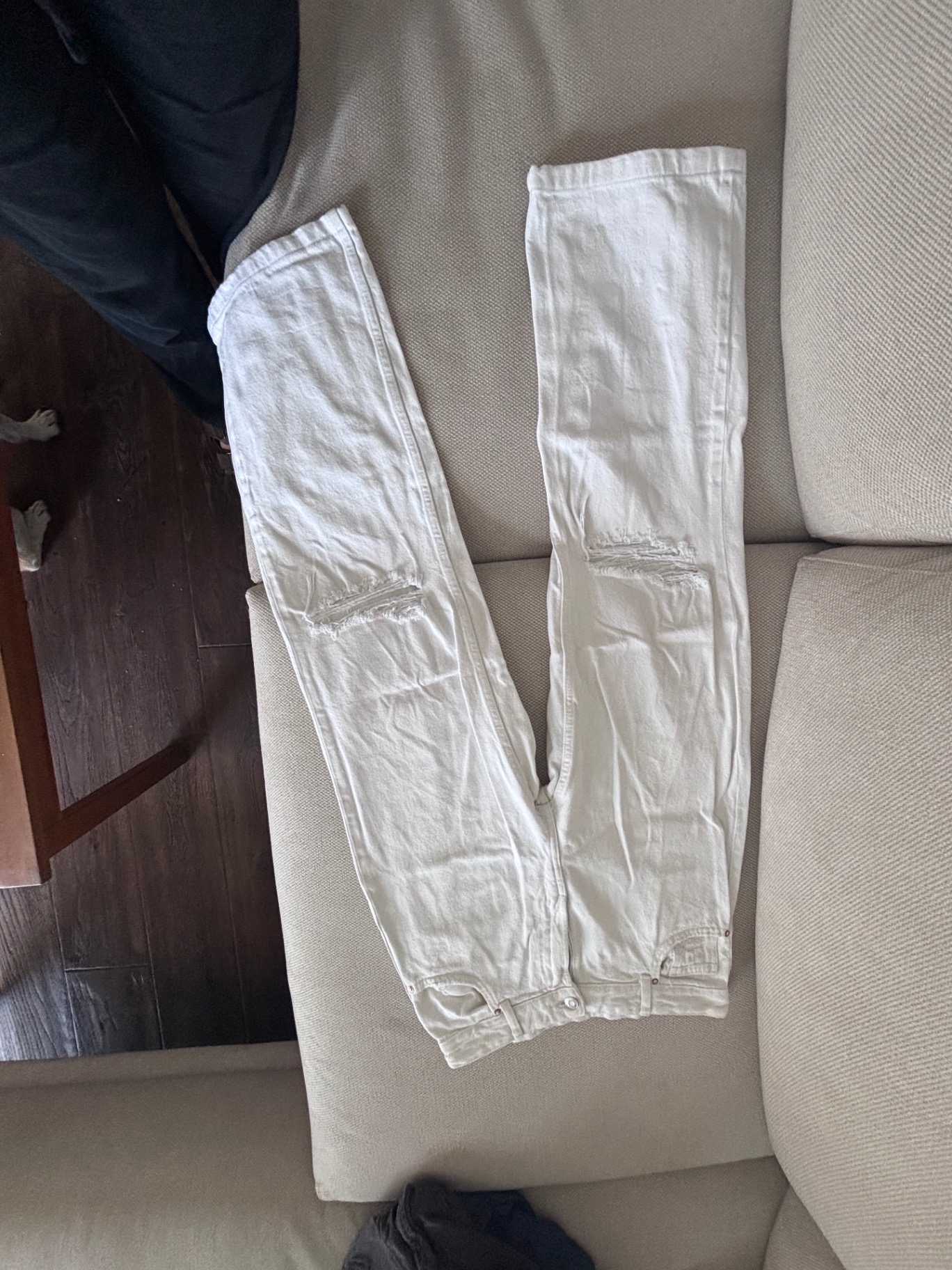 גינס לבן קרעים ברשקה Bershka – ברשקה יד שנייה בנמיז - Nemyz