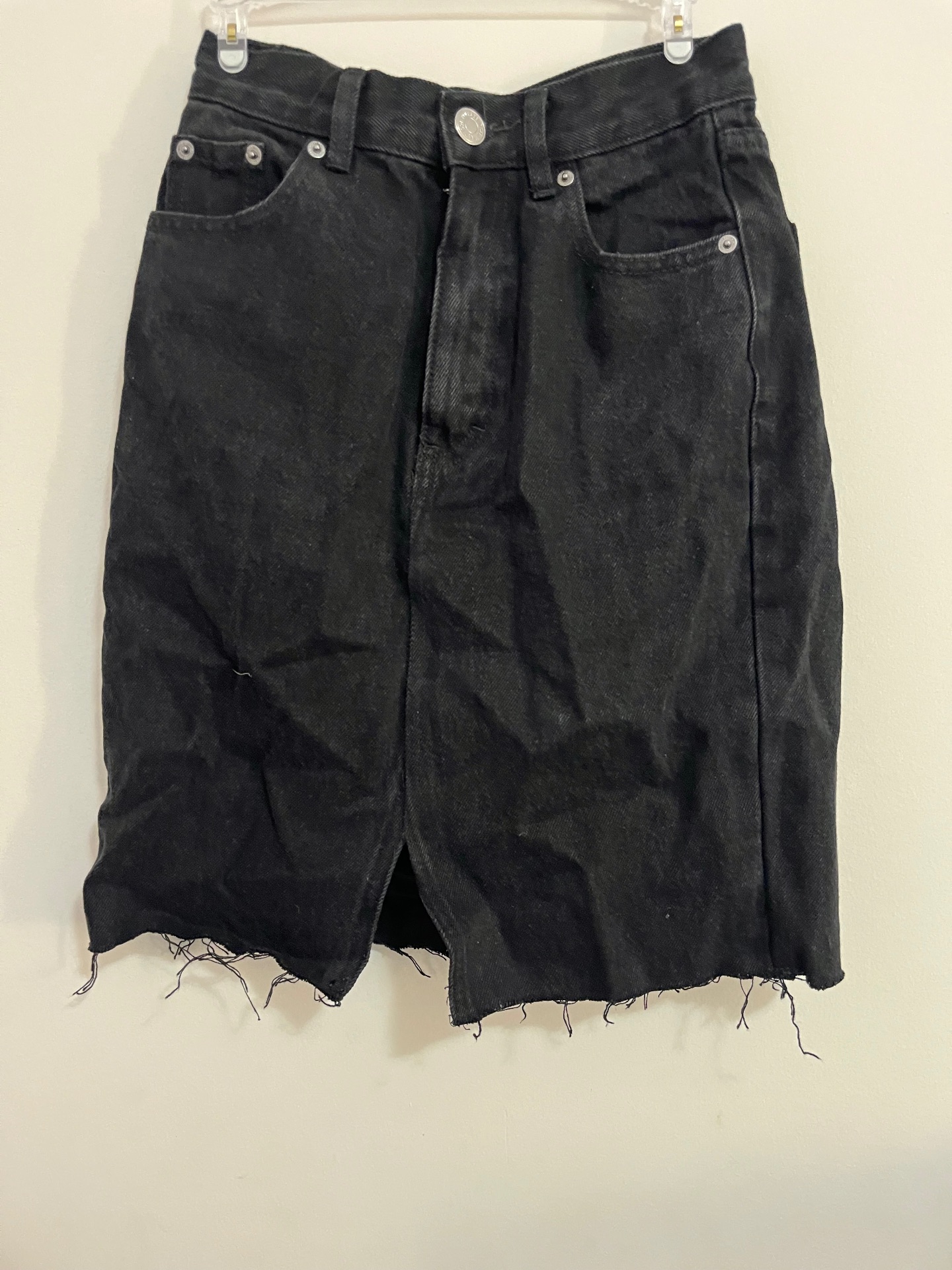 חצאית ג׳ינס שחורה Pull & Bear - פול אנד בר יד שנייה בנמיז - Nemyz