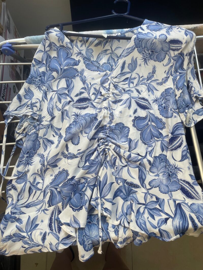 חולצה עם קיפול בבטן H&M - אייץ' אנד אם יד שנייה בנמיז - Nemyz