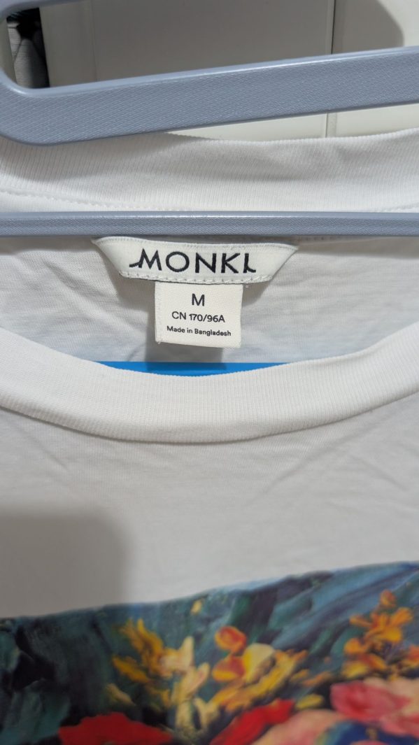 חולצה לבנה עם פרחים Monki - מונקי יד שנייה בנמיז - Nemyz