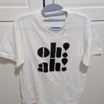 חולצה לבנה עם כיתוב יוניקלו – Uniqlo יד שנייה בנמיז - Nemyz