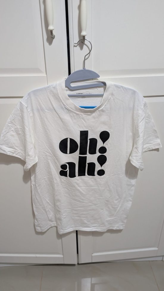 חולצה לבנה עם כיתוב יוניקלו – Uniqlo יד שנייה בנמיז - Nemyz