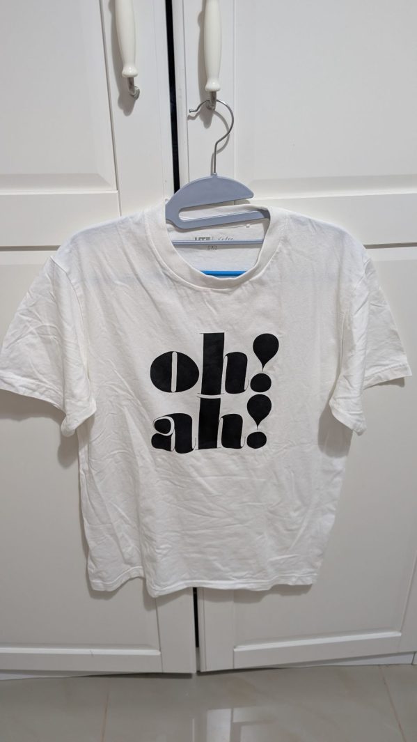 חולצה לבנה עם כיתוב יוניקלו – Uniqlo יד שנייה בנמיז - Nemyz