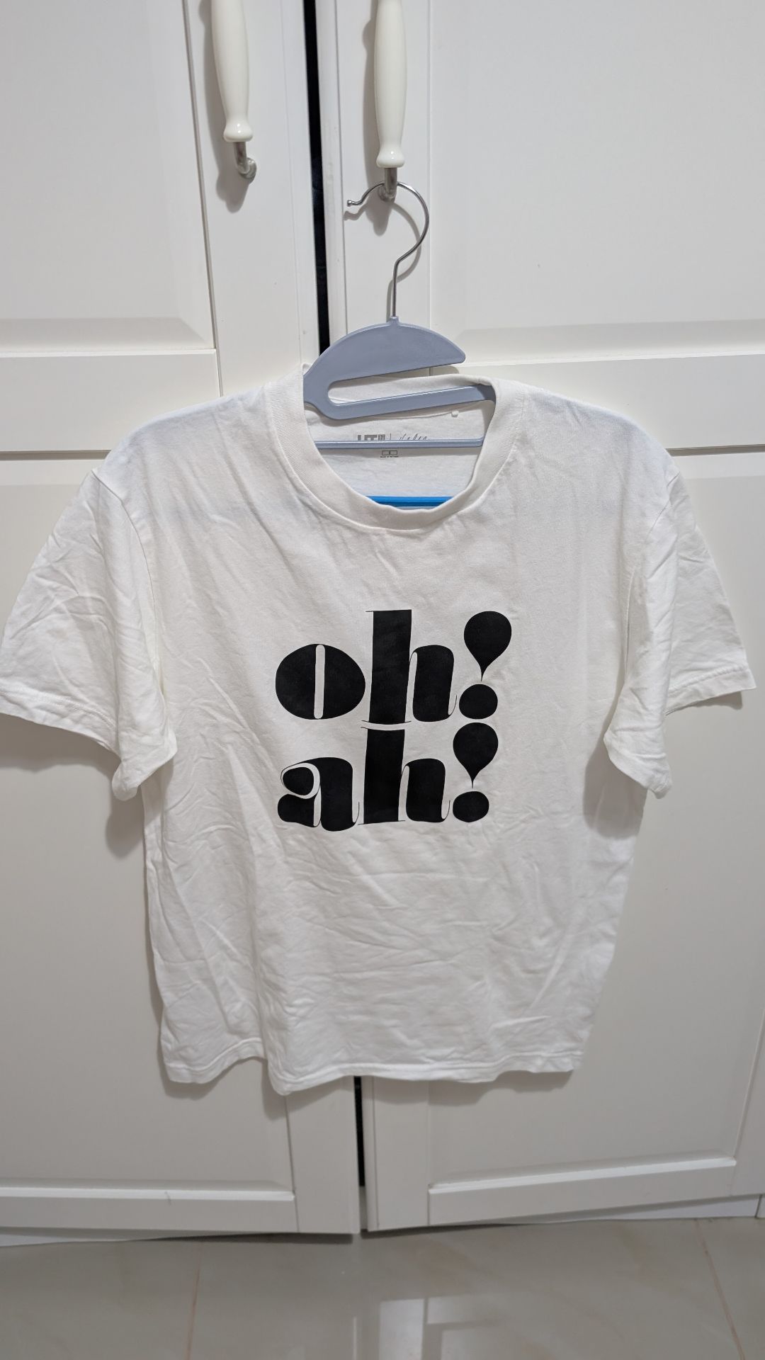 חולצה לבנה עם כיתוב יוניקלו – Uniqlo יד שנייה בנמיז - Nemyz