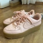 סניקרס נייקי ורודות Nike - נייקי יד שנייה בנמיז - Nemyz