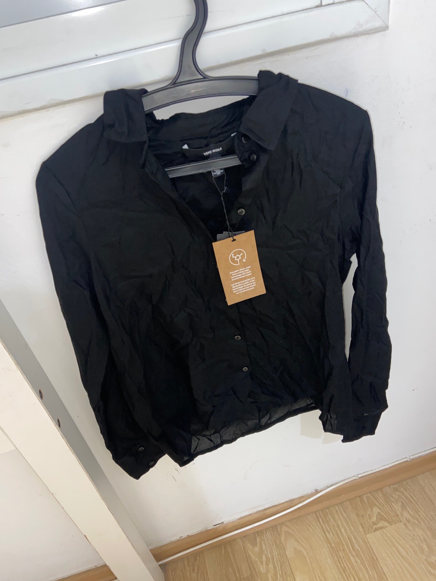חולצה שחורה מכופתרת Vero Moda – ורו מודה יד שנייה בנמיז - Nemyz