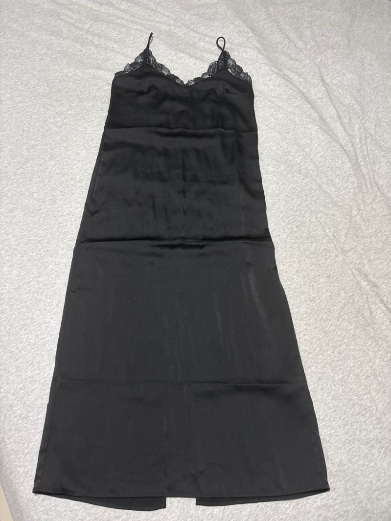 שמלת סאטן שחורה H&M - אייץ' אנד אם יד שנייה בנמיז - Nemyz