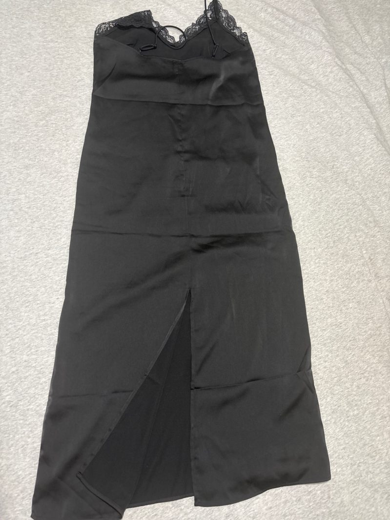 שמלת סאטן שחורה H&M - אייץ' אנד אם יד שנייה בנמיז - Nemyz
