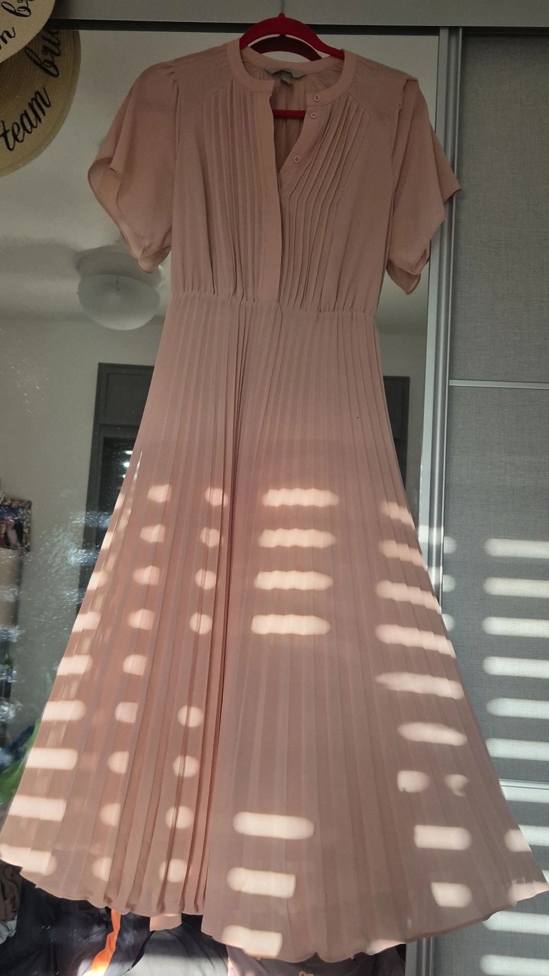 שמלת פליסה מהממת H&M - אייץ' אנד אם יד שנייה בנמיז - Nemyz