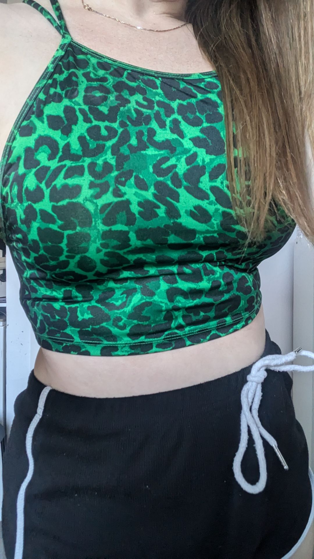 חולצה ירוקה מנומרת Bershka – ברשקה יד שנייה בנמיז - Nemyz