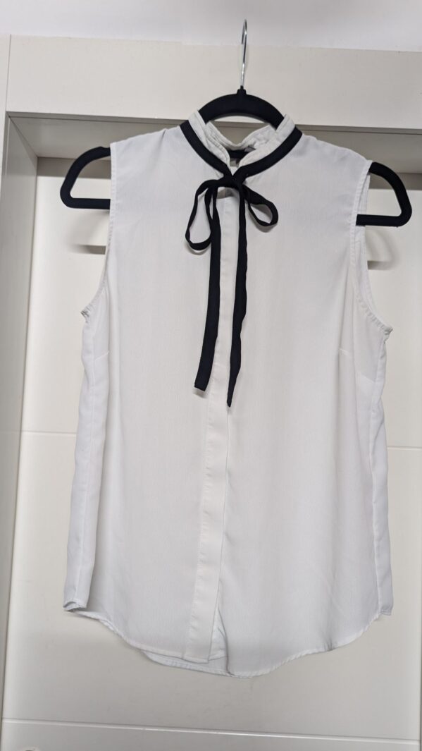 מכופתרת קצרה לבנה H&M - אייץ' אנד אם יד שנייה בנמיז - Nemyz