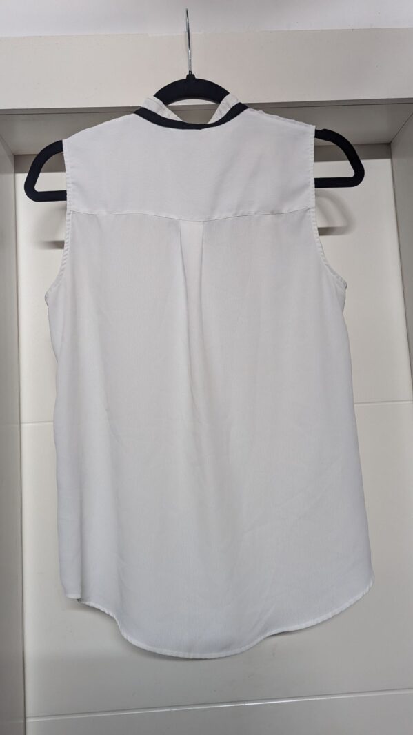 מכופתרת קצרה לבנה H&M - אייץ' אנד אם יד שנייה בנמיז - Nemyz
