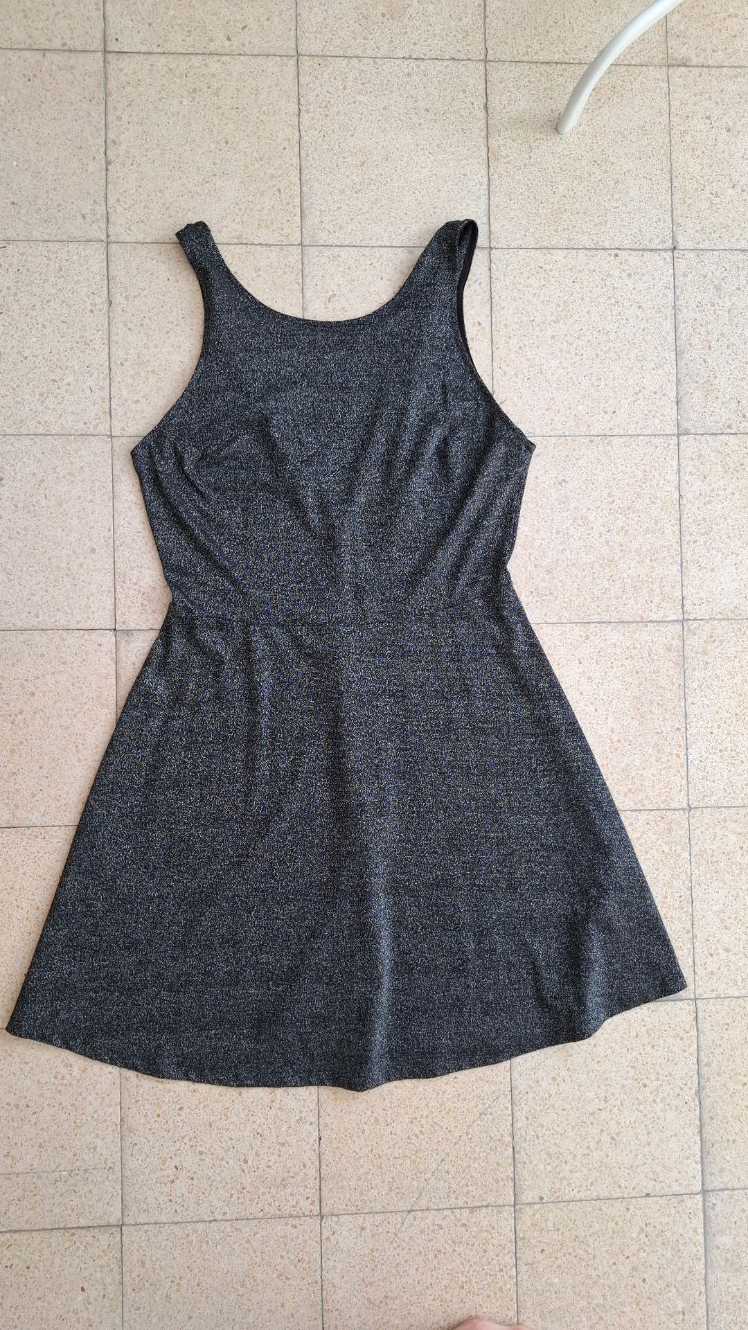 שמלה מנצנצת שחורה H&M - אייץ' אנד אם יד שנייה בנמיז - Nemyz