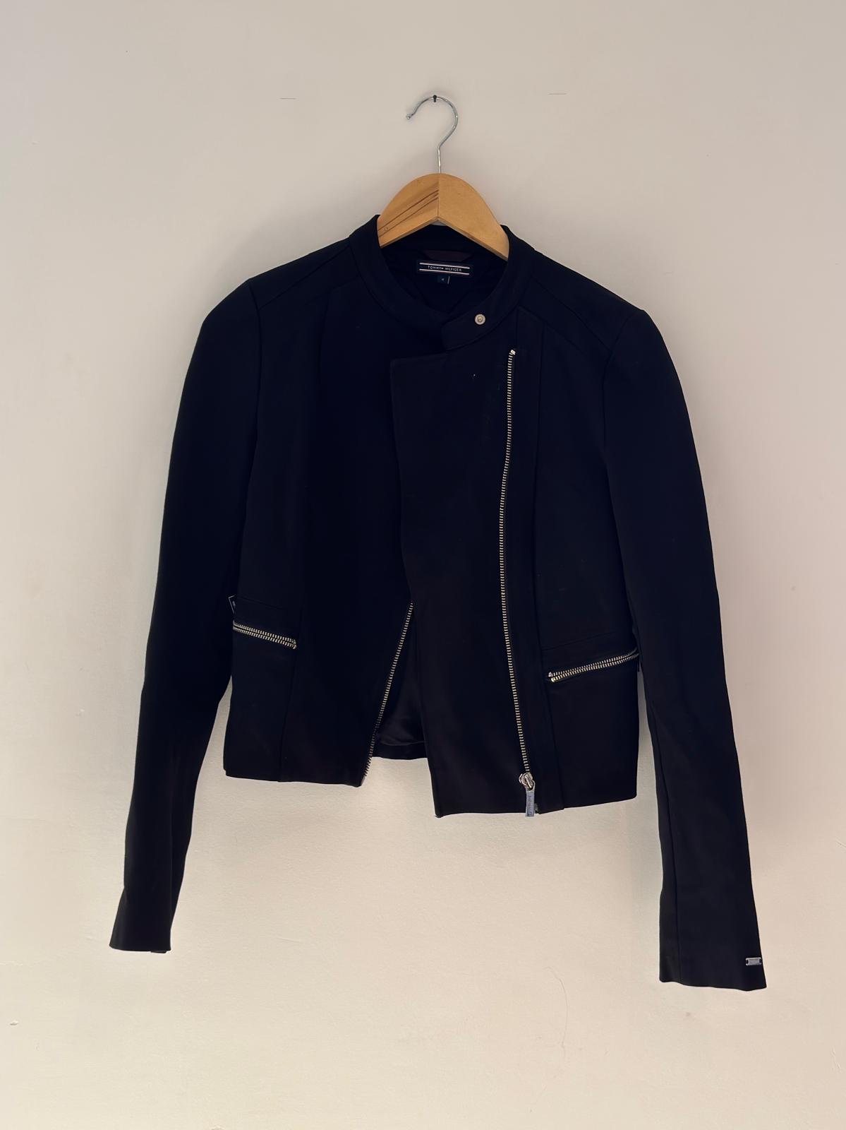 ג’קט שחור קצר Tommy Hilfiger - טומי הילפיגר יד שנייה בנמיז - Nemyz