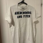 חולצת טישרט לבנה A&F Abercrombie & Fitch – אברקרומבי אנד פיץ' יד שנייה בנמיז - Nemyz