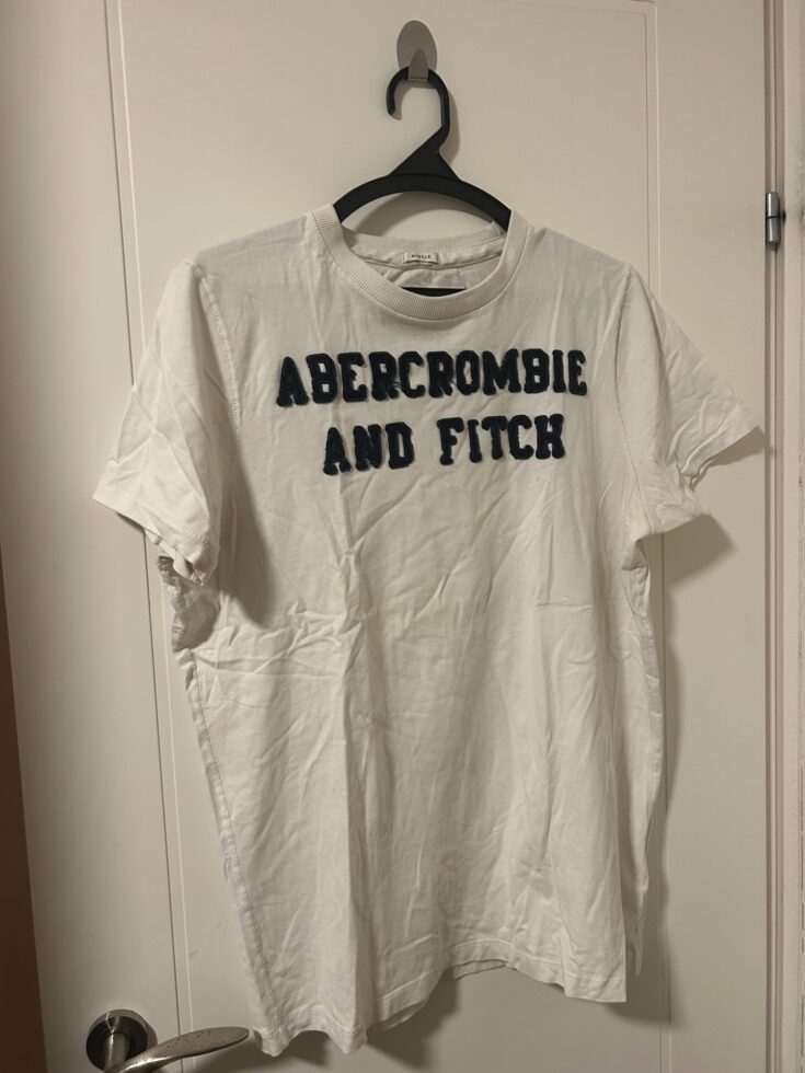 חולצת טישרט לבנה A&F Abercrombie & Fitch – אברקרומבי אנד פיץ' יד שנייה בנמיז - Nemyz