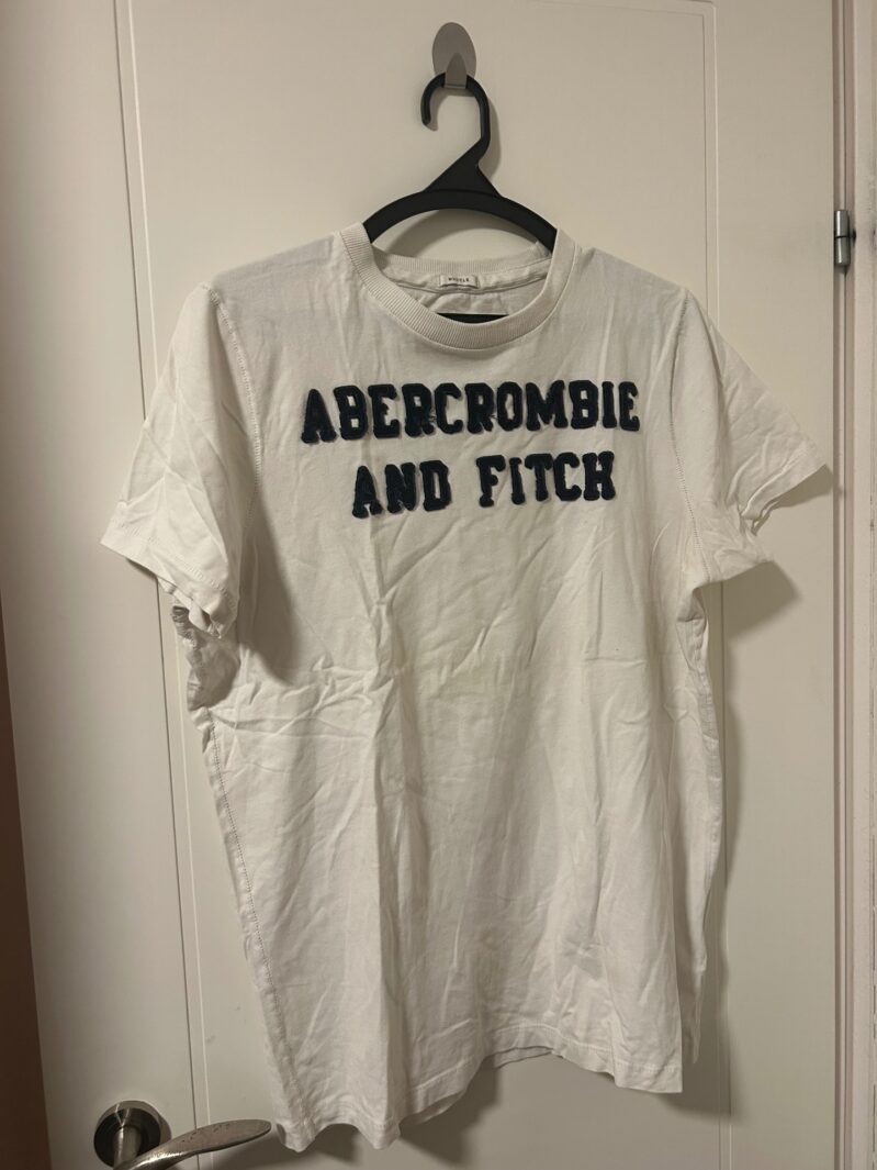 חולצת טישרט לבנה A&F Abercrombie & Fitch – אברקרומבי אנד פיץ' יד שנייה בנמיז - Nemyz