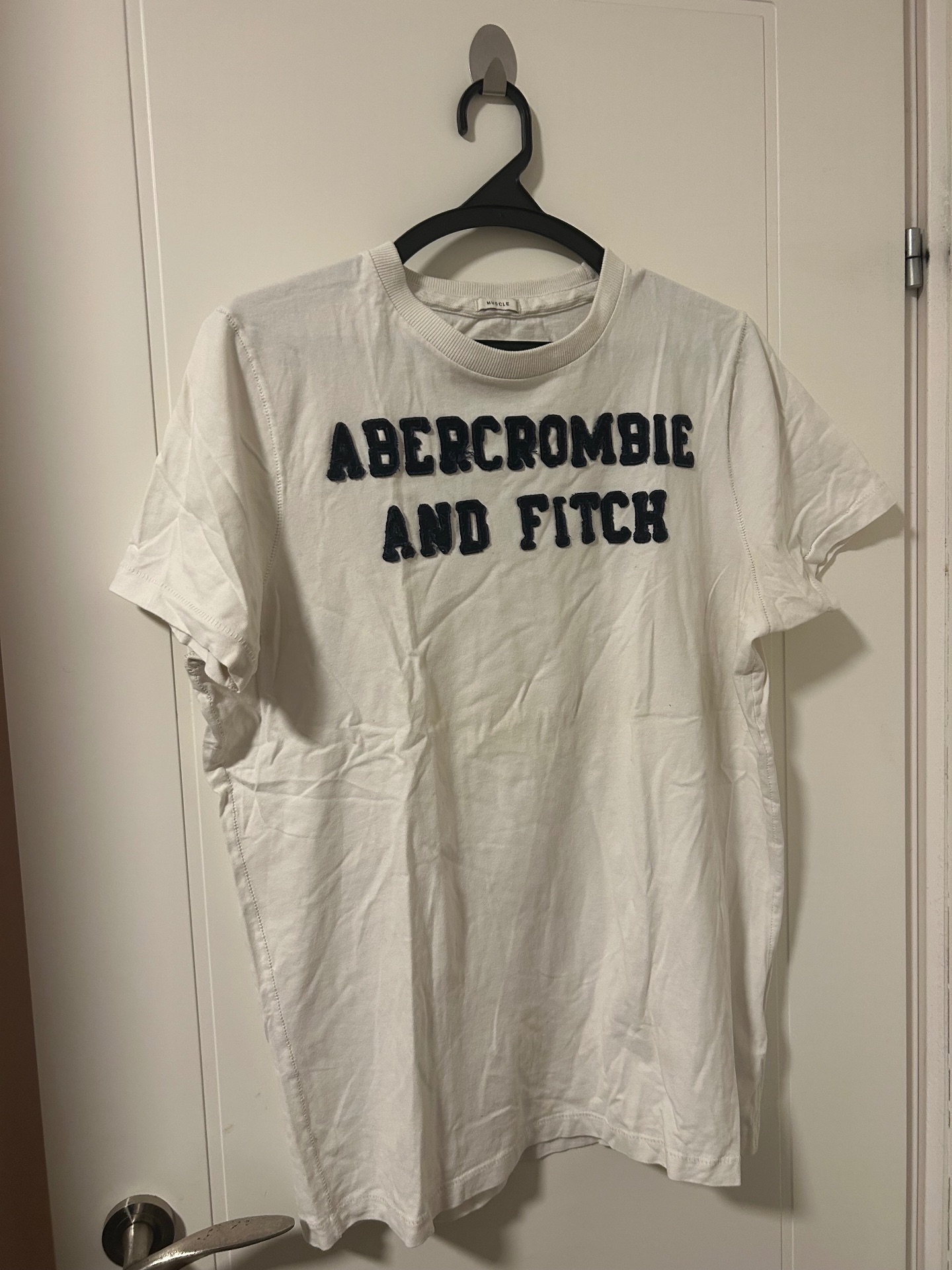 חולצת טישרט לבנה A&F Abercrombie & Fitch – אברקרומבי אנד פיץ' יד שנייה בנמיז - Nemyz