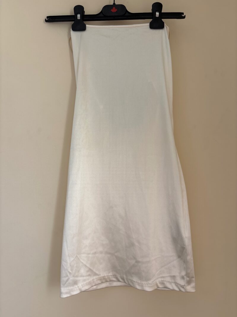 שמלת סאטן לבנה H&M - אייץ' אנד אם יד שנייה בנמיז - Nemyz