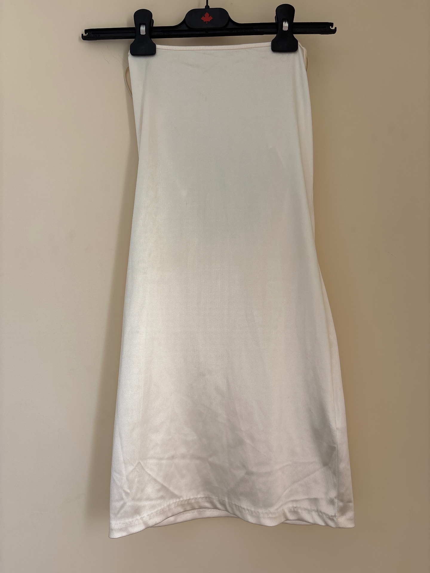 שמלת סאטן לבנה H&M - אייץ' אנד אם יד שנייה בנמיז - Nemyz