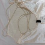 שמלת סאטן לבנה H&M - אייץ' אנד אם יד שנייה בנמיז - Nemyz