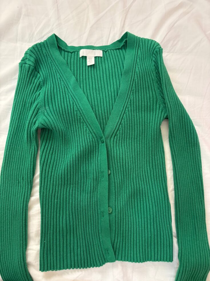 עליונית ירוקה צמודה H&M - אייץ' אנד אם יד שנייה בנמיז - Nemyz