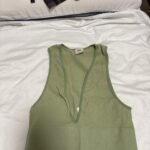 טופ ירוקה Urban Outfitters יד שנייה בנמיז - Nemyz