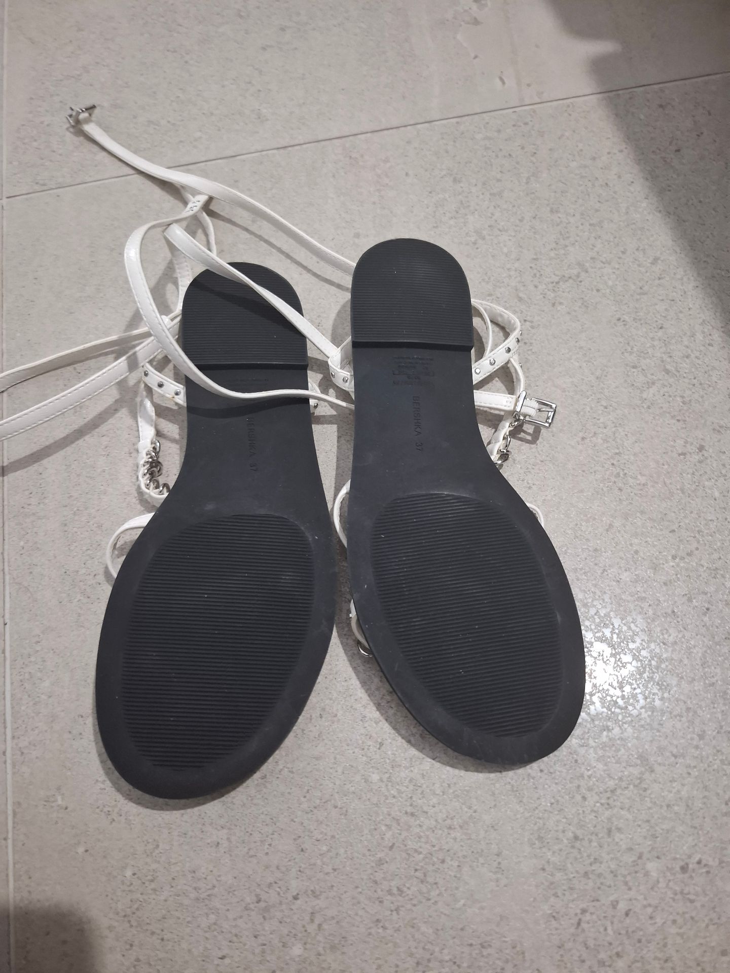 סנדל לבן ברשקה Bershka – ברשקה יד שנייה בנמיז - Nemyz