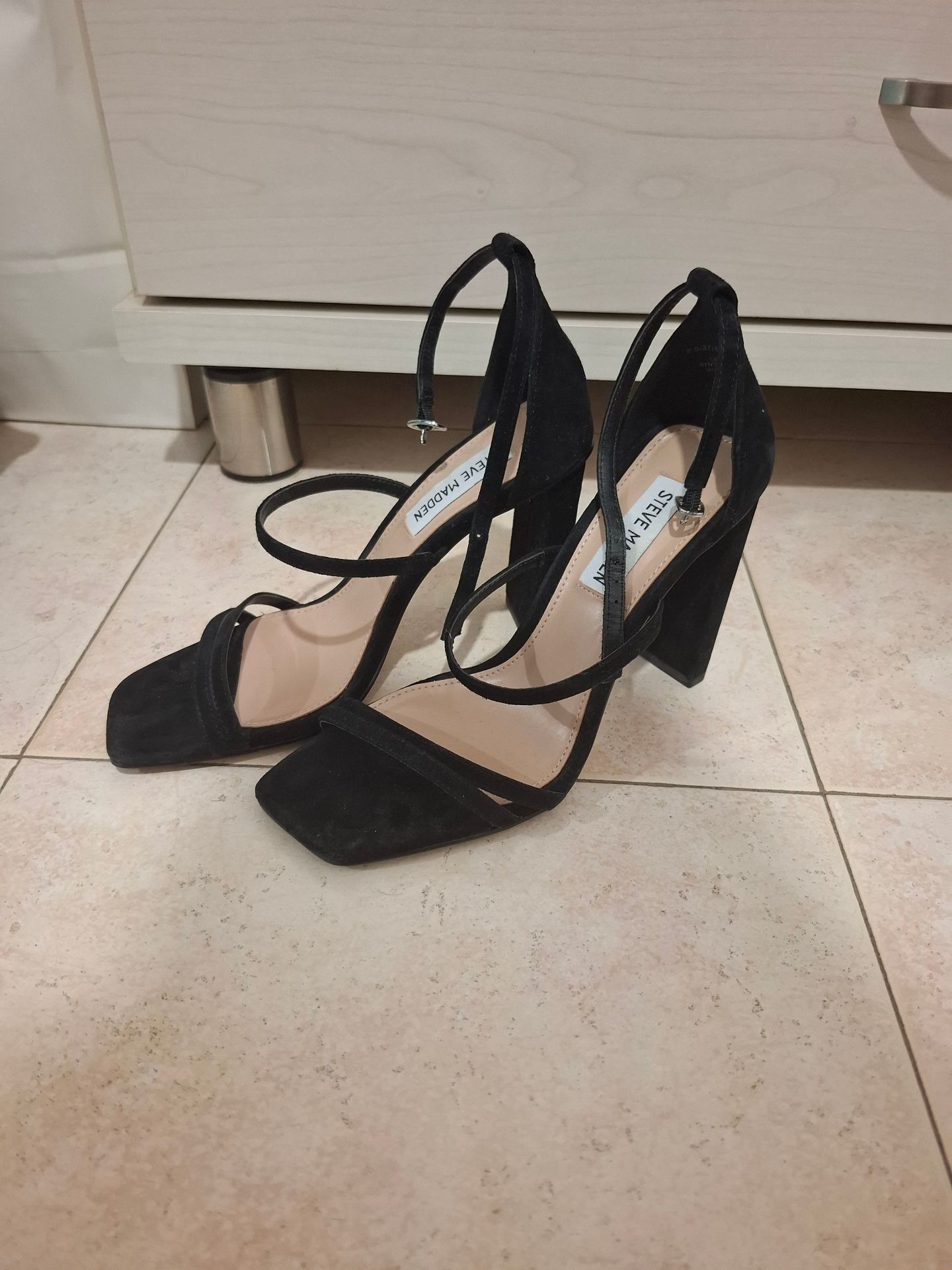 עקב שחור סטיב מאדן Steve Madden- סטיב מאדן יד שנייה בנמיז - Nemyz