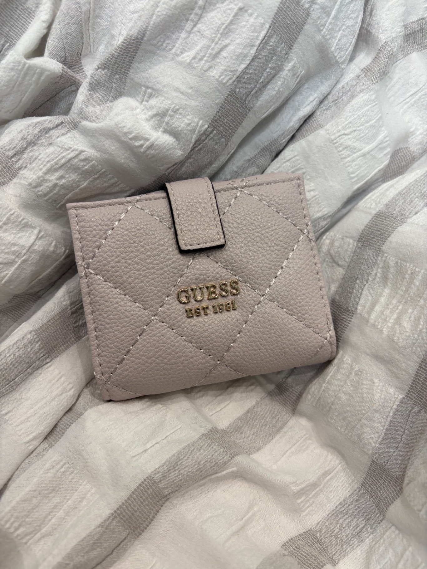 ארנק של GUESS Guess - גס יד שנייה בנמיז - Nemyz