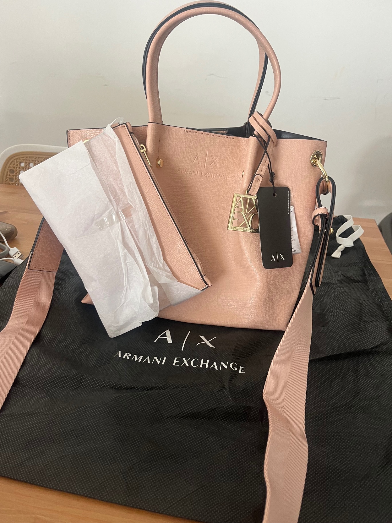 תיק ורוד של ארמני Armani Exchange – ארמני אקסצ'יינג' יד שנייה בנמיז - Nemyz