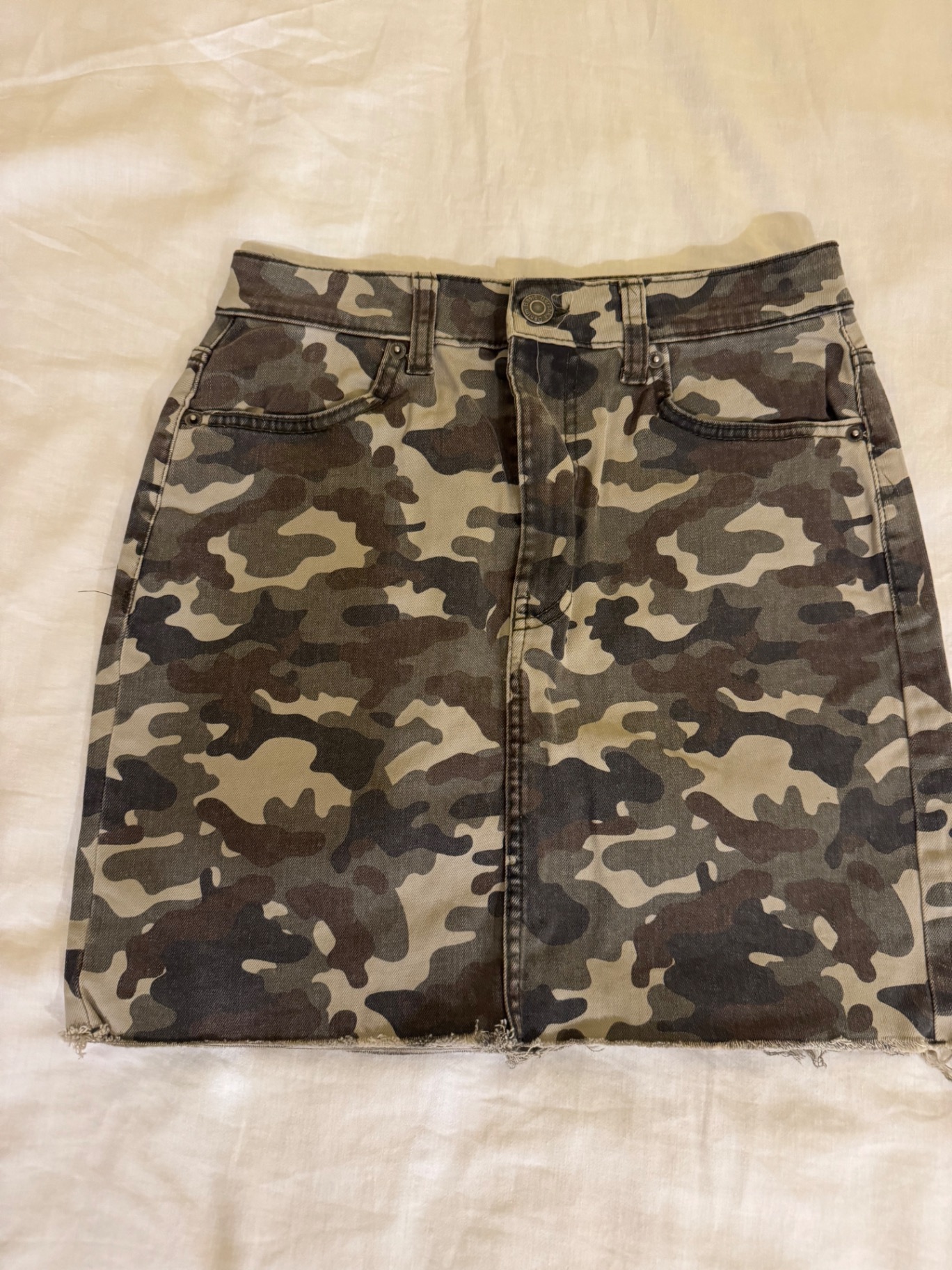 חצאית פרינט צבאי Bershka – ברשקה יד שנייה בנמיז - Nemyz