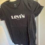 חולצה שחורה לוויס Levi's - ליווייס יד שנייה בנמיז - Nemyz