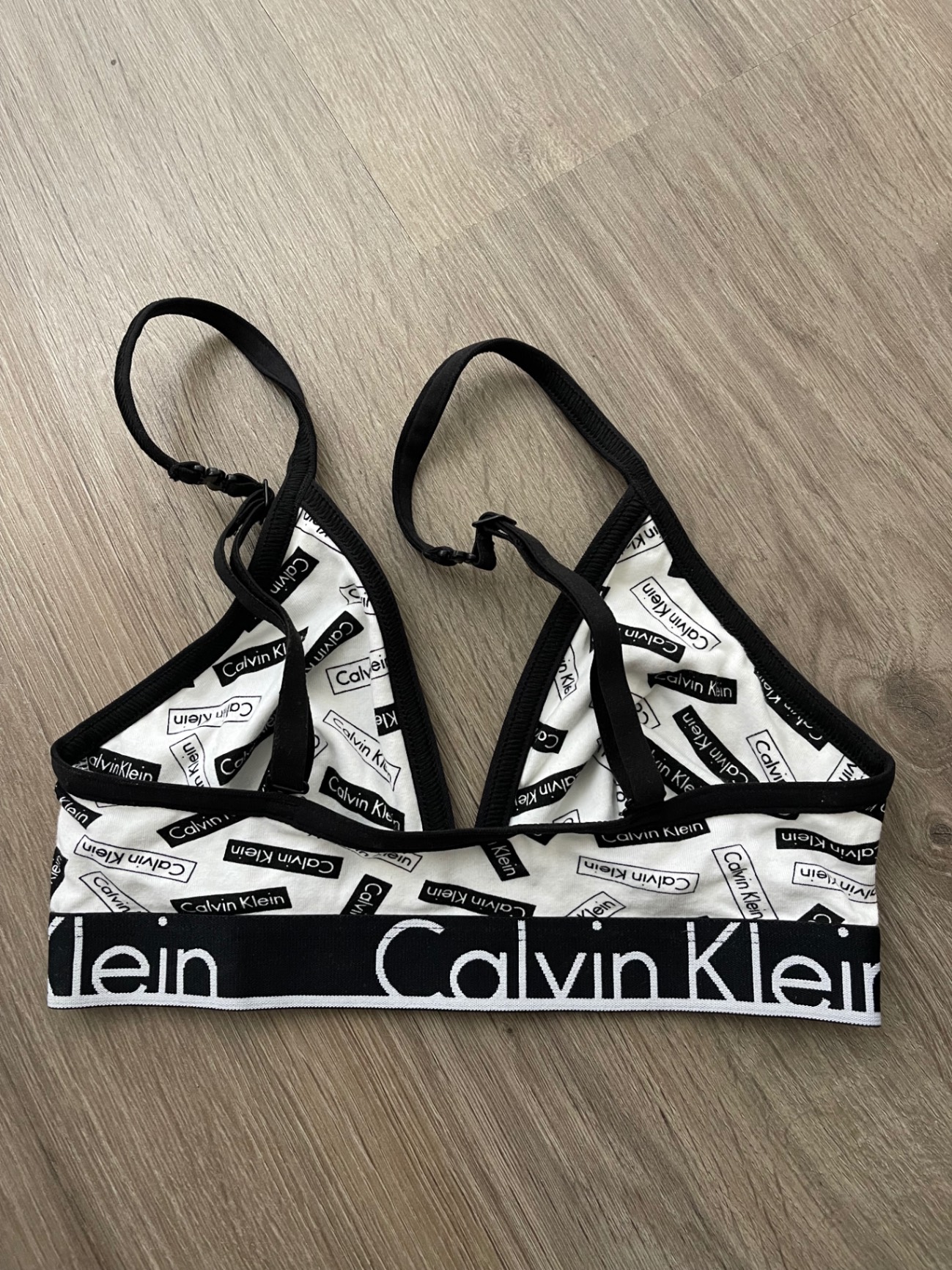 גוזיה קלווין קליין Calvin Klein – קלווין קליין יד שנייה בנמיז - Nemyz