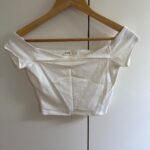 טופ לבנה Bershka Bershka – ברשקה יד שנייה בנמיז - Nemyz