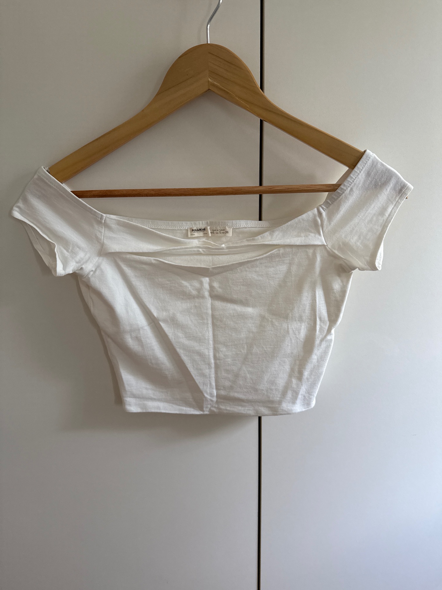 טופ לבנה Bershka Bershka – ברשקה יד שנייה בנמיז - Nemyz