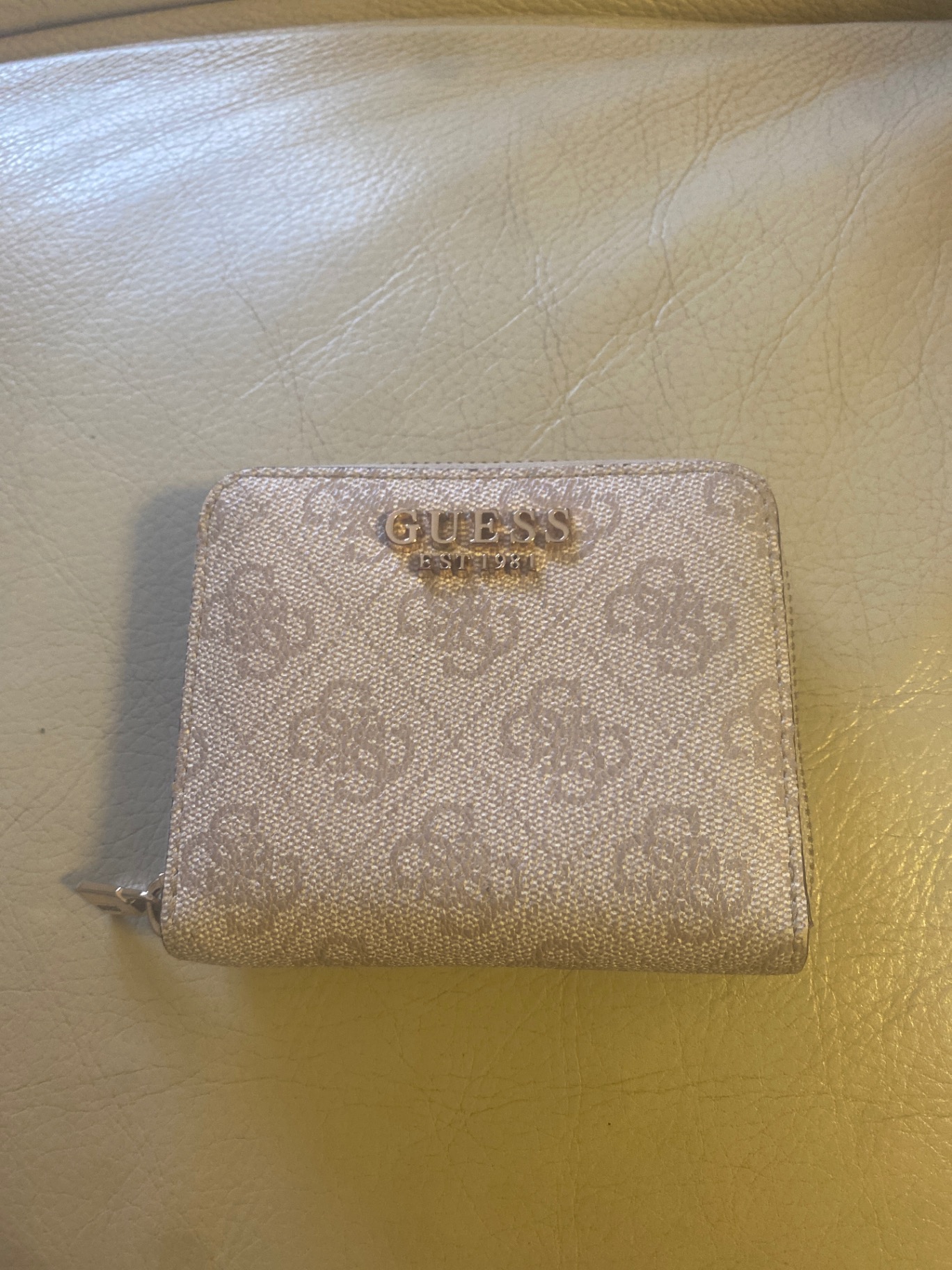 ארנק- Guess Guess - גס יד שנייה בנמיז - Nemyz