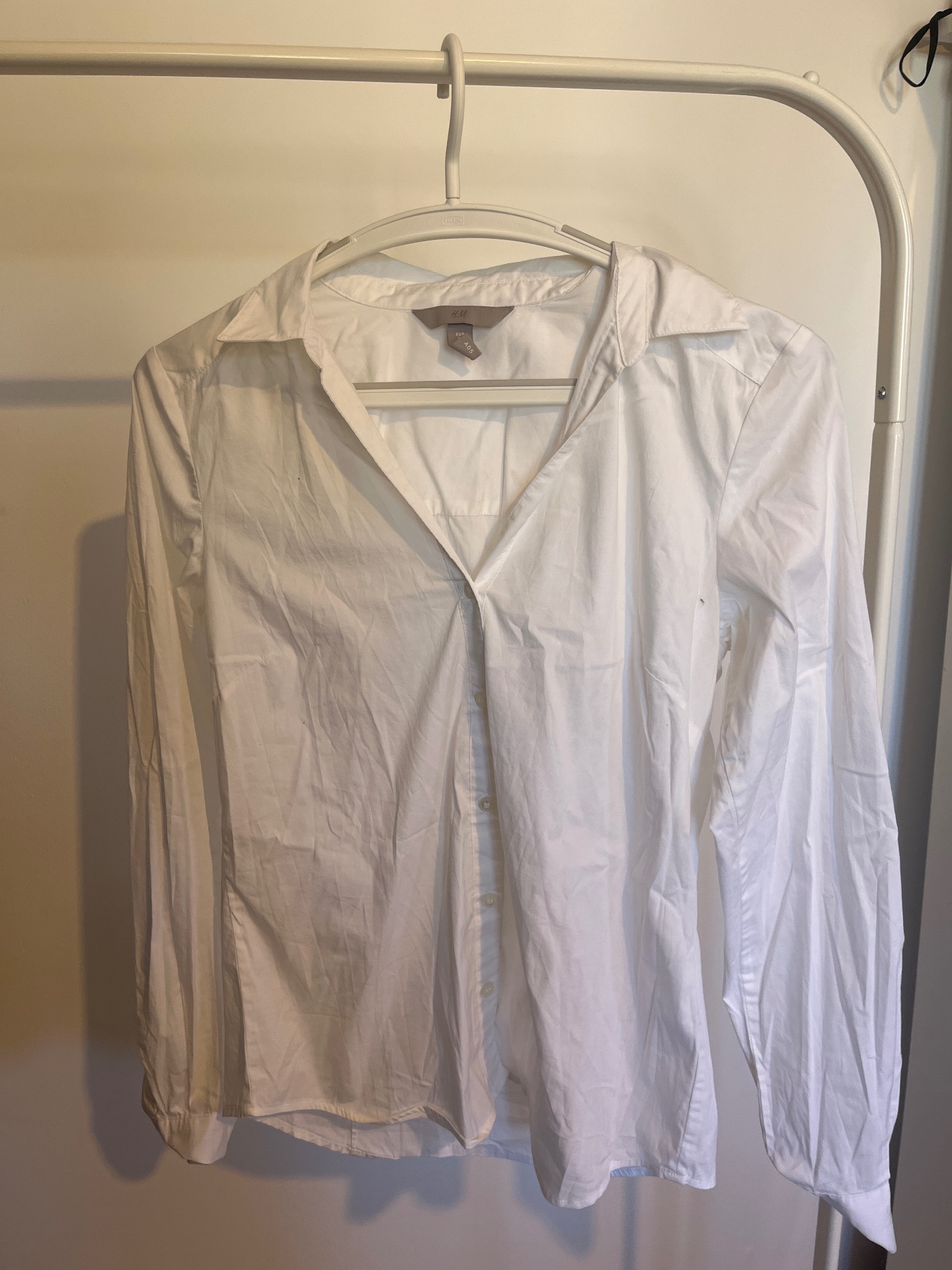 מכופתרת לבנה מחויטת H&M - אייץ' אנד אם יד שנייה בנמיז - Nemyz