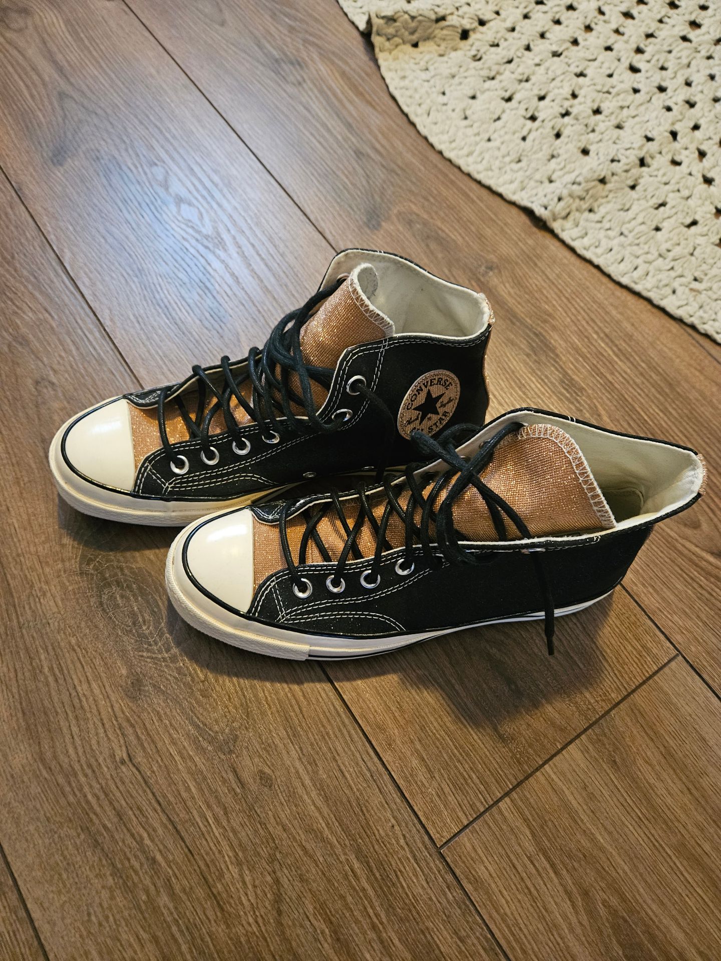 אולסטרס שחור זהב Converse (All-Star) – קונברס (אול-סטאר) יד שנייה בנמיז - Nemyz