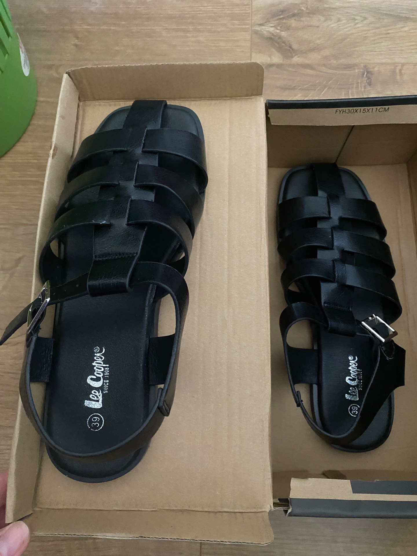 סנדלים חדשות!!שחורות Lee Cooper - לי קופר יד שנייה בנמיז - Nemyz