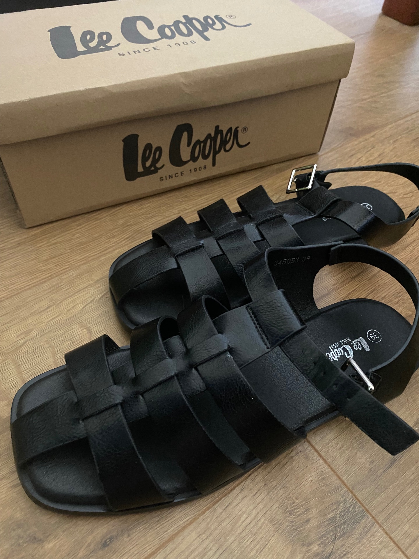 סנדלים חדשות!!שחורות Lee Cooper - לי קופר יד שנייה בנמיז - Nemyz