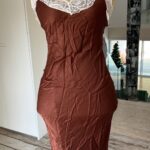 שמלת מקסי חומה סאטן Bershka – ברשקה יד שנייה בנמיז - Nemyz