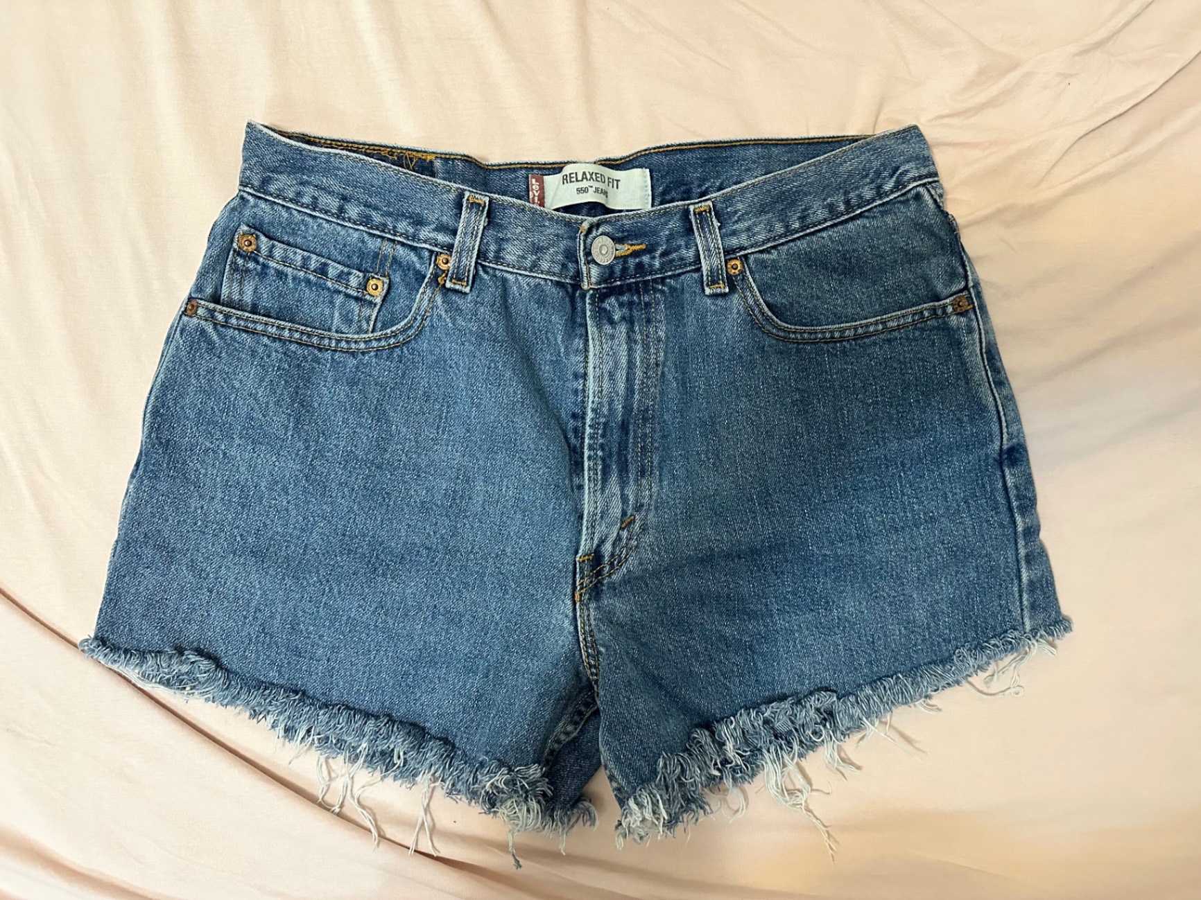 Levi’s ג׳ינס קצר Levi's - ליווייס יד שנייה בנמיז - Nemyz