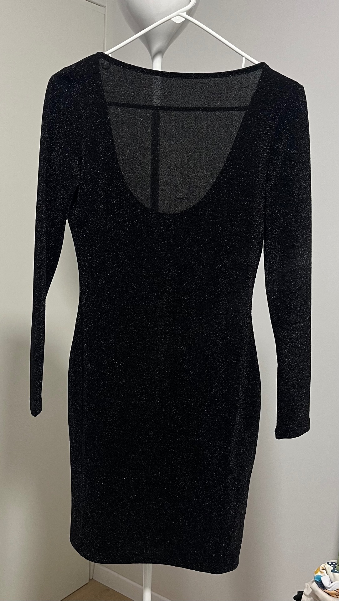 שמלה שחורה מנצנצת H&M - אייץ' אנד אם יד שנייה בנמיז - Nemyz