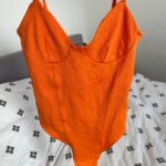 בגד גוף כתום ברשקה Bershka – ברשקה יד שנייה בנמיז - Nemyz