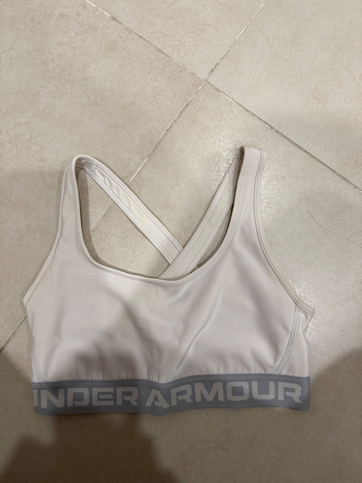טופ לבן אנדרארמור אנדר ארמור – Under Armour יד שנייה בנמיז - Nemyz