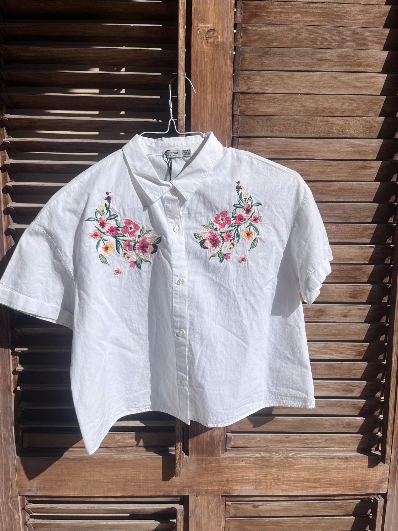 מכופתרת עם פרחים Bershka – ברשקה יד שנייה בנמיז - Nemyz