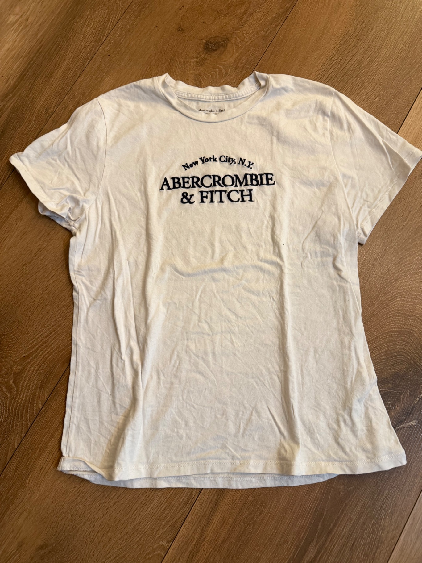 טי שירט אברקומבי Abercrombie & Fitch – אברקרומבי אנד פיץ' יד שנייה בנמיז - Nemyz