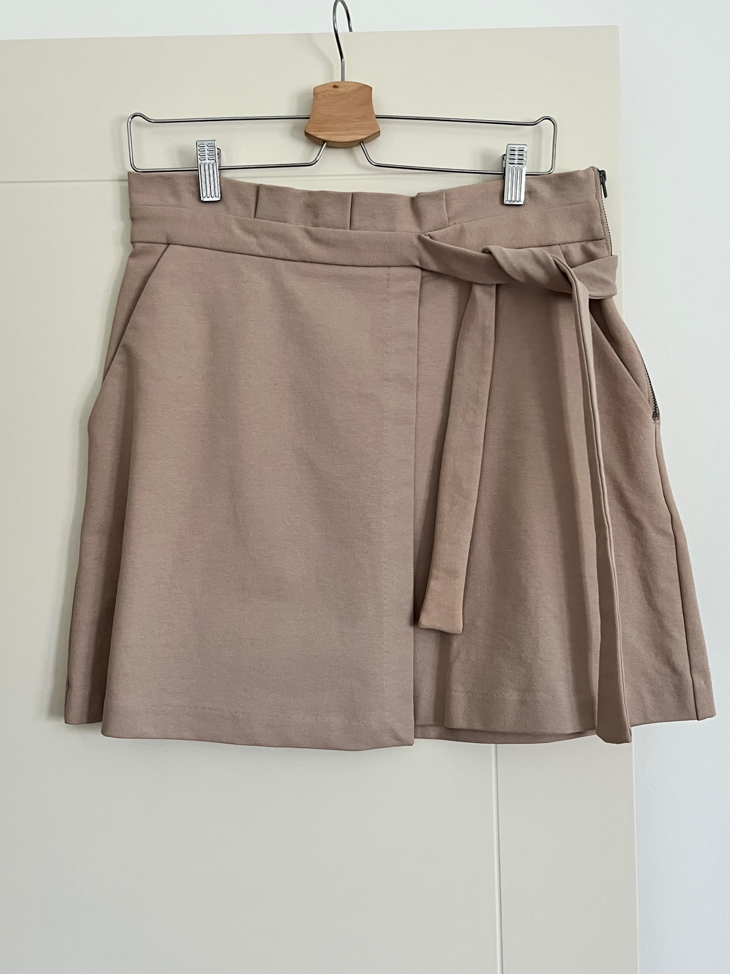חצאית מידי H&M H&M - אייץ' אנד אם יד שנייה בנמיז - Nemyz