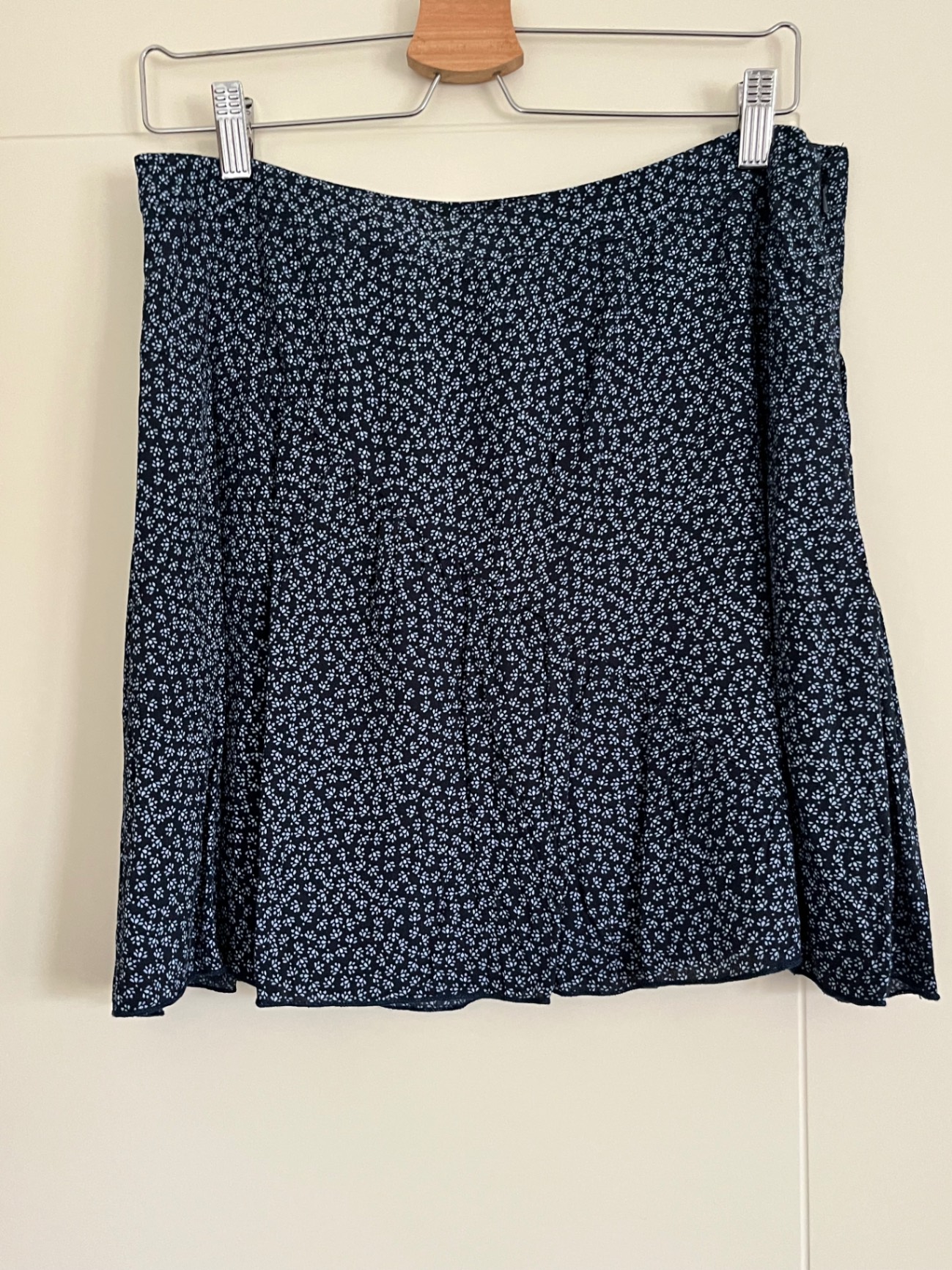 חצאית מיני פרחוני H&M - אייץ' אנד אם יד שנייה בנמיז - Nemyz